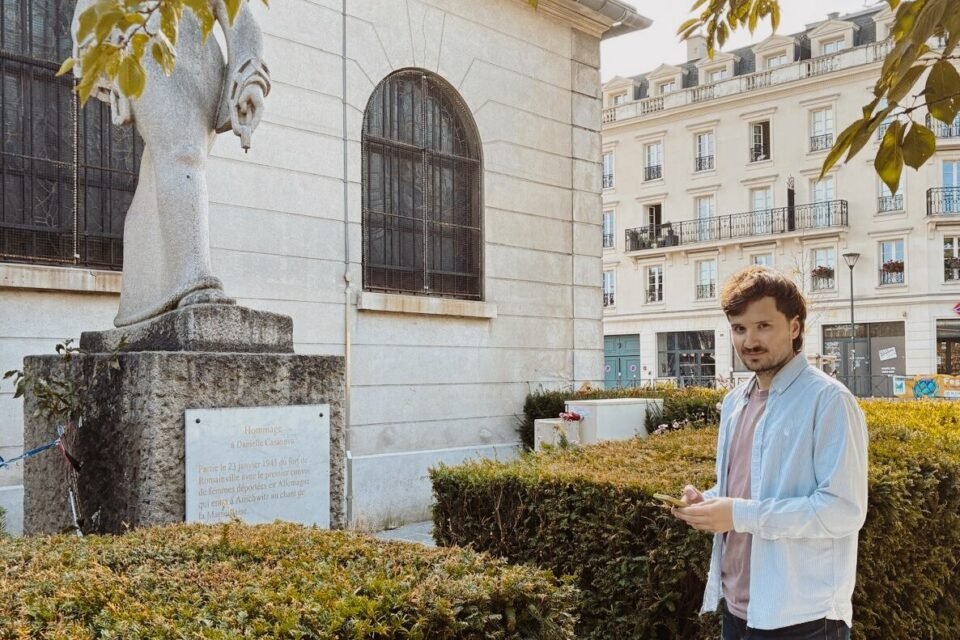 Clément Papaïs, professeur d’histoire et cofondateur d’ExploGo, devant un monument